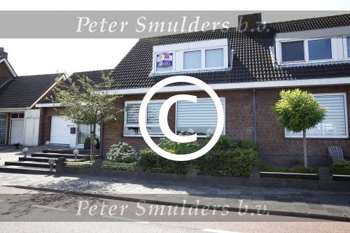 Lijnden 27 augustus 2013
Het huis waar Patricia Paay mee bezig is om te kopen. Het zou haar eerste eigen huis zijn dat ze zou kopen .
Peter Smulders bv
