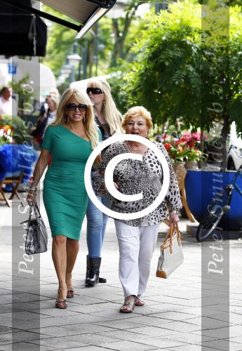 Amsterdam 31 augustus 2013
Patricia Paay gaat luncen met haar moeder zus Yvonne Keeley en Roxy paay bij de joffers.