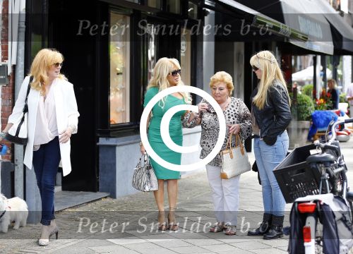 Amsterdam 31 augustus 2013
Patricia Paay gaat luncen met haar moeder zus Yvonne Keeley en Roxy paay bij de joffers.