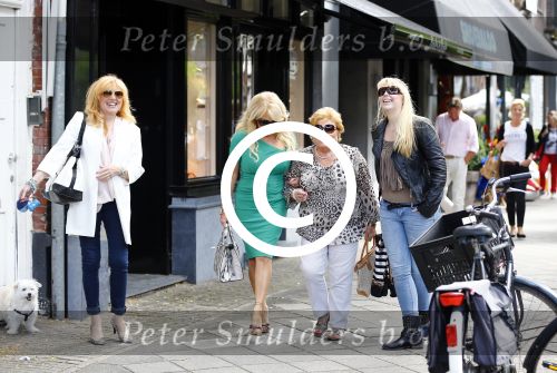 Amsterdam 31 augustus 2013
Patricia Paay gaat luncen met haar moeder zus Yvonne Keeley en Roxy paay bij de joffers.