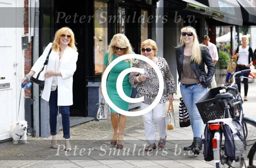 Amsterdam 31 augustus 2013
Patricia Paay gaat luncen met haar moeder zus Yvonne Keeley en Roxy paay bij de joffers.