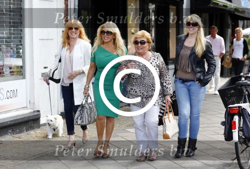 Amsterdam 31 augustus 2013
Patricia Paay gaat luncen met haar moeder zus Yvonne Keeley en Roxy paay bij de joffers.