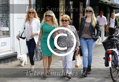 Amsterdam 31 augustus 2013
Patricia Paay gaat luncen met haar moeder zus Yvonne Keeley en Roxy paay bij de joffers.