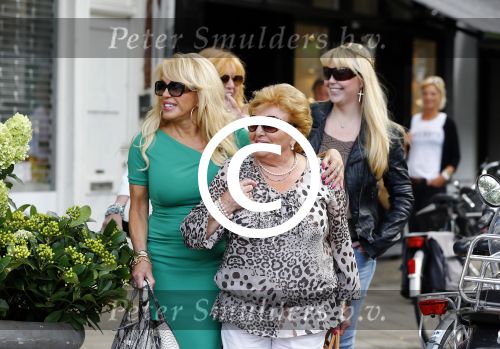Amsterdam 31 augustus 2013
Patricia Paay gaat luncen met haar moeder zus Yvonne Keeley en Roxy paay bij de joffers.