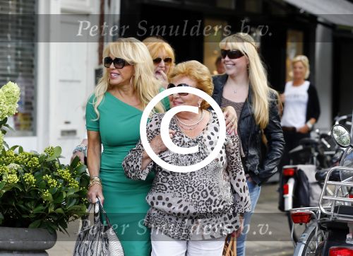 Amsterdam 31 augustus 2013
Patricia Paay gaat luncen met haar moeder zus Yvonne Keeley en Roxy paay bij de joffers.
