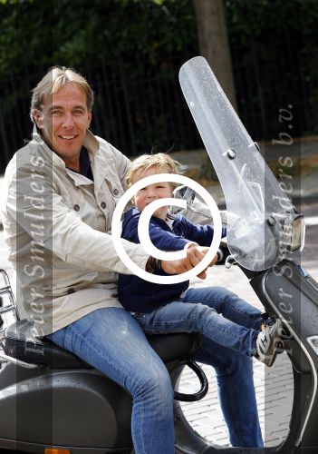 Amsterdam 31 augustus 2013
Patrick Huisman met zoontje op vespa scooter