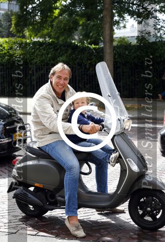 Amsterdam 31 augustus 2013
Patrick Huisman met zoontje op vespa scooter