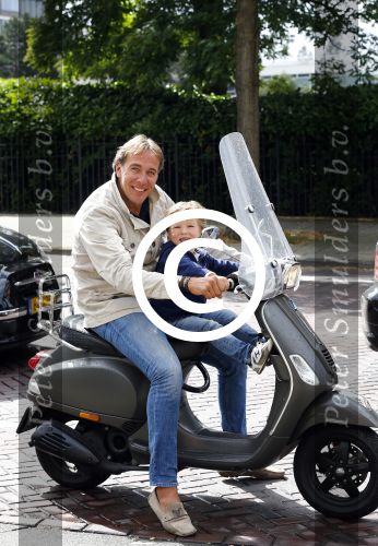 Amsterdam 31 augustus 2013
Patrick Huisman met zoontje op vespa scooter