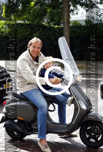 Amsterdam 31 augustus 2013
Patrick Huisman met zoontje op vespa scooter
