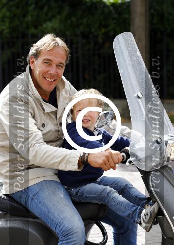 Amsterdam 31 augustus 2013
Patrick Huisman met zoontje op vespa scooter