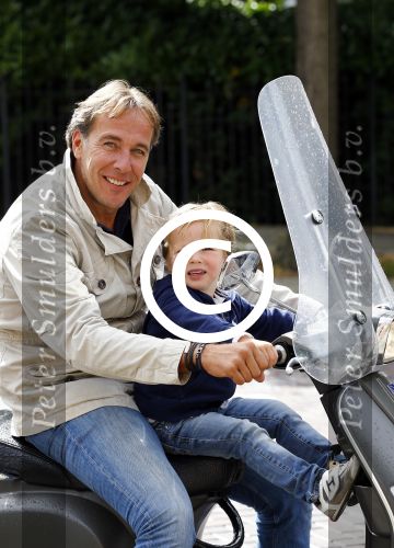 Amsterdam 31 augustus 2013
Patrick Huisman met zoontje op vespa scooter
