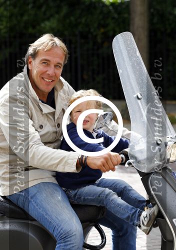 Amsterdam 31 augustus 2013
Patrick Huisman met zoontje op vespa scooter