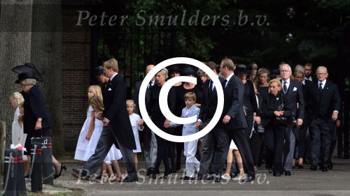 Lage Vuursche 16 augustus 2013
Begrafenis Prins Friso bij de stulpkerk in Lage Vuursche. De hele koninklijke familie was Aanwezig. Prinses Mabel met dochters en Prinses Beatrix . Prins Constantijn met Prinses Laurentien en hun kinderen
Peter Smulders bv