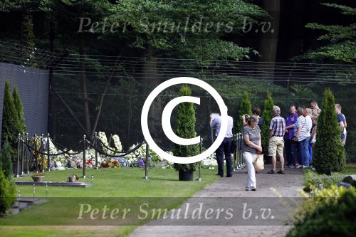 Lage Vuursche 17 augustus 2013
Het Graf van Prins Friso wordt door veel publiek bezocht een dag na zijn begrafenis.
Peter Smulders bv