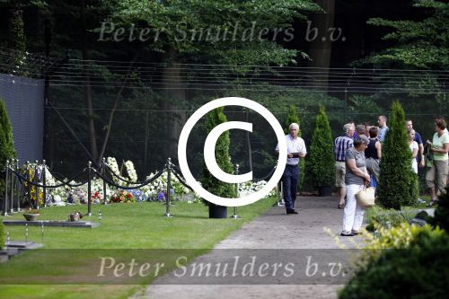 Lage Vuursche 17 augustus 2013
Het Graf van Prins Friso wordt door veel publiek bezocht een dag na zijn begrafenis.
Peter Smulders bv