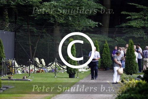 Lage Vuursche 17 augustus 2013
Het Graf van Prins Friso wordt door veel publiek bezocht een dag na zijn begrafenis.
Peter Smulders bv