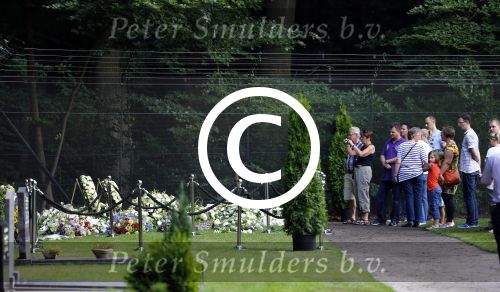 Lage Vuursche 17 augustus 2013
Het Graf van Prins Friso wordt door veel publiek bezocht een dag na zijn begrafenis.
Peter Smulders bv