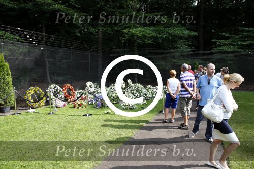 Lage Vuursche 17 augustus 2013
Het Graf van Prins Friso wordt door veel publiek bezocht een dag na zijn begrafenis.
Peter Smulders bv