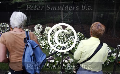 Lage Vuursche 17 augustus 2013
Het Graf van Prins Friso wordt door veel publiek bezocht een dag na zijn begrafenis.
Peter Smulders bv