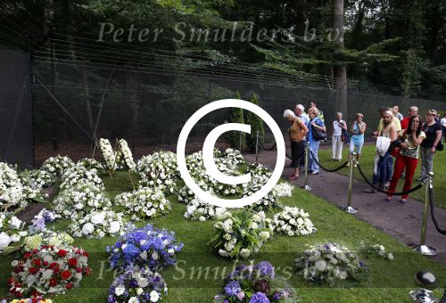 Lage Vuursche 17 augustus 2013
Het Graf van Prins Friso wordt door veel publiek bezocht een dag na zijn begrafenis.
Peter Smulders bv