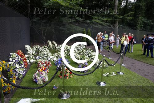 Lage Vuursche 17 augustus 2013
Het Graf van Prins Friso wordt door veel publiek bezocht een dag na zijn begrafenis.
Peter Smulders bv