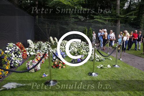 Lage Vuursche 17 augustus 2013
Het Graf van Prins Friso wordt door veel publiek bezocht een dag na zijn begrafenis.
Peter Smulders bv