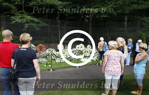 Lage Vuursche 17 augustus 2013
Het Graf van Prins Friso wordt door veel publiek bezocht een dag na zijn begrafenis.
Peter Smulders bv