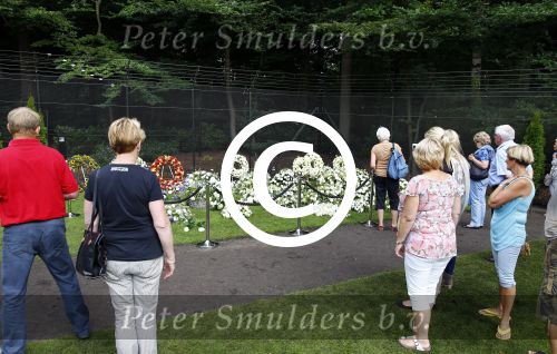 Lage Vuursche 17 augustus 2013
Het Graf van Prins Friso wordt door veel publiek bezocht een dag na zijn begrafenis.
Peter Smulders bv
