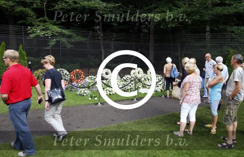 Lage Vuursche 17 augustus 2013
Het Graf van Prins Friso wordt door veel publiek bezocht een dag na zijn begrafenis.
Peter Smulders bv