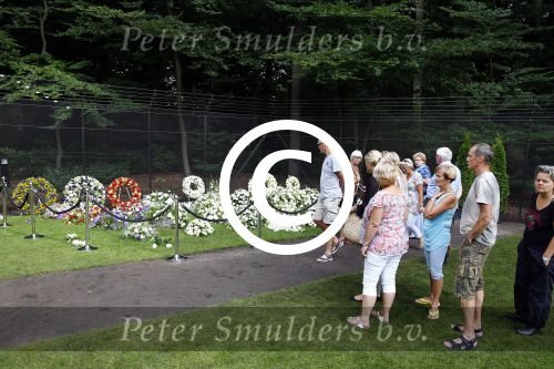 Lage Vuursche 17 augustus 2013
Het Graf van Prins Friso wordt door veel publiek bezocht een dag na zijn begrafenis.
Peter Smulders bv