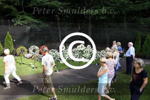 Lage Vuursche 17 augustus 2013
Het Graf van Prins Friso wordt door veel publiek bezocht een dag na zijn begrafenis.
Peter Smulders bv