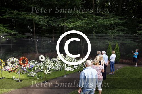 Lage Vuursche 17 augustus 2013
Het Graf van Prins Friso wordt door veel publiek bezocht een dag na zijn begrafenis.
Peter Smulders bv
