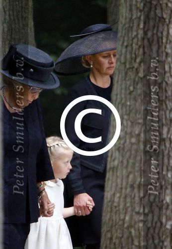 Lage Vuursche 16 augustus 2013
Begrafenis Prins Friso bij de stulpkerk in Lage Vuursche. De hele koninklijke familie was Aanwezig. Prinses Mabel met dochters en Prinses Beatrix Koning Willem Alexander Maxima Amalia Ariane en Alexia
Peter Smulders bv