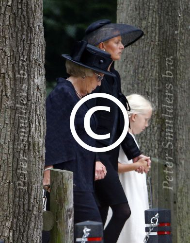 Lage Vuursche 16 augustus 2013
Begrafenis Prins Friso bij de stulpkerk in Lage Vuursche. De hele koninklijke familie was Aanwezig. Prinses Mabel met dochters en Prinses Beatrix Koning Willem Alexander Maxima Amalia Ariane en Alexia
Peter Smulders bv