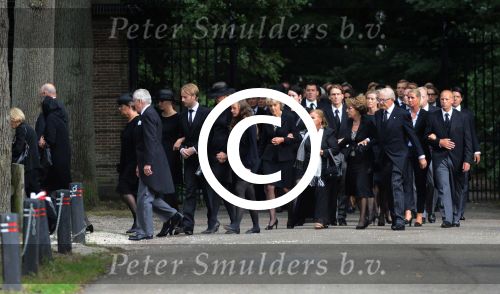 Lage Vuursche 16 augustus 2013
Begrafenis Prins Friso bij de stulpkerk in Lage Vuursche. De hele koninklijke familie was Aanwezig. Prinses Mabel met dochters en Prinses Beatrix . Koning Willem Alexander Maxima Ariane Alexia Amalia. Prinses Irene Pieter v Vollenhoven Prinses Christina en Prinses Margriet
Peter Smulders bv