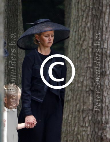 Lage Vuursche 16 augustus 2013
Begrafenis Prins Friso bij de stulpkerk in Lage Vuursche. De hele koninklijke familie was Aanwezig. Prinses Mabelmet dochters en Prinses Beatrix
Peter Smulders bv
