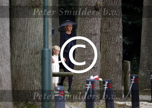 Lage Vuursche 16 augustus 2013
Begrafenis Prins Friso bij de stulpkerk in Lage Vuursche. De hele koninklijke familie was Aanwezig. Prinses Mabelmet dochters en Prinses Beatrix
Peter Smulders bv
