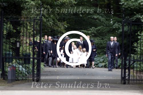Lage Vuursche 16 augustus 2013
Begrafenis Prins Friso bij de stulpkerk in Lage Vuursche. De hele koninklijke familie was Aanwezig. Prinses Mabel met dochters en Prinses Beatrix . Koning Willem Alexander Maxima Ariane Alexia Amalia
Peter Smulders bv
