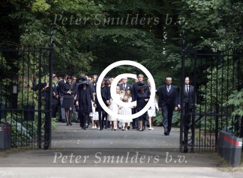 Lage Vuursche 16 augustus 2013
Begrafenis Prins Friso bij de stulpkerk in Lage Vuursche. De hele koninklijke familie was Aanwezig. Prinses Mabel met dochters en Prinses Beatrix . Koning Willem Alexander Maxima Ariane Alexia Amalia
Peter Smulders bv