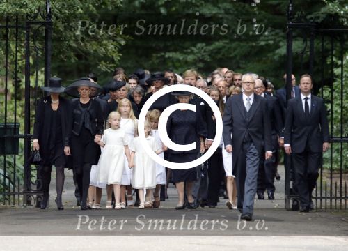 Lage Vuursche 16 augustus 2013
Begrafenis Prins Friso bij de stulpkerk in Lage Vuursche. De hele koninklijke familie was Aanwezig. Prinses Mabel met dochters en Prinses Beatrix . Koning Willem Alexander Maxima Ariane Alexia Amalia
Peter Smulders bv