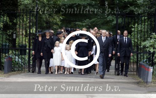 Lage Vuursche 16 augustus 2013
Begrafenis Prins Friso bij de stulpkerk in Lage Vuursche. De hele koninklijke familie was Aanwezig. Prinses Mabel met dochters en Prinses Beatrix . Koning Willem Alexander Maxima Ariane Alexia Amalia
Peter Smulders bv
