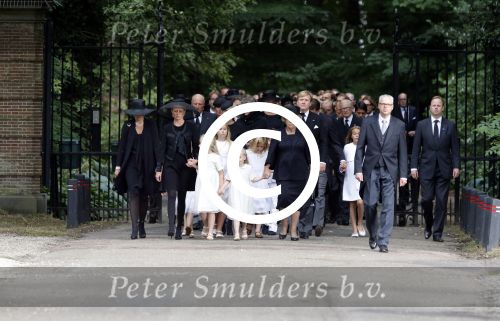 Lage Vuursche 16 augustus 2013
Begrafenis Prins Friso bij de stulpkerk in Lage Vuursche. De hele koninklijke familie was Aanwezig. Prinses Mabel met dochters en Prinses Beatrix . Koning Willem Alexander Maxima Ariane Alexia Amalia
Peter Smulders bv
