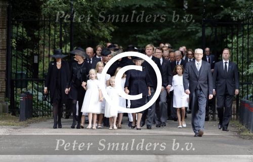 Lage Vuursche 16 augustus 2013
Begrafenis Prins Friso bij de stulpkerk in Lage Vuursche. De hele koninklijke familie was Aanwezig. Prinses Mabel met dochters en Prinses Beatrix . Koning Willem Alexander Maxima Ariane Alexia Amalia
Peter Smulders bv