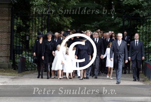 Lage Vuursche 16 augustus 2013
Begrafenis Prins Friso bij de stulpkerk in Lage Vuursche. De hele koninklijke familie was Aanwezig. Prinses Mabel met dochters en Prinses Beatrix . Koning Willem Alexander Maxima Ariane Alexia Amalia
Peter Smulders bv
