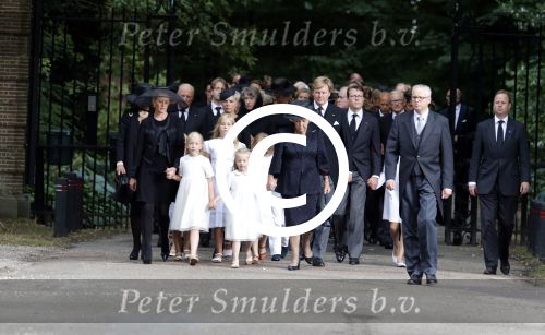 Lage Vuursche 16 augustus 2013
Begrafenis Prins Friso bij de stulpkerk in Lage Vuursche. De hele koninklijke familie was Aanwezig. Prinses Mabel met dochters en Prinses Beatrix . Koning Willem Alexander Maxima Ariane Alexia Amalia
Peter Smulders bv