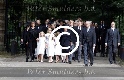 Lage Vuursche 16 augustus 2013
Begrafenis Prins Friso bij de stulpkerk in Lage Vuursche. De hele koninklijke familie was Aanwezig. Prinses Mabel met dochters en Prinses Beatrix . Koning Willem Alexander Maxima Ariane Alexia Amalia
Peter Smulders bv