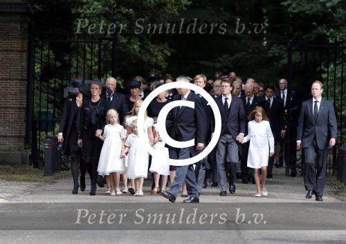 Lage Vuursche 16 augustus 2013
Begrafenis Prins Friso bij de stulpkerk in Lage Vuursche. De hele koninklijke familie was Aanwezig. Prinses Mabel met dochters en Prinses Beatrix . Koning Willem Alexander Maxima Ariane Alexia Amalia
Peter Smulders bv