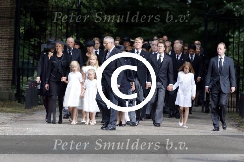 Lage Vuursche 16 augustus 2013
Begrafenis Prins Friso bij de stulpkerk in Lage Vuursche. De hele koninklijke familie was Aanwezig. Prinses Mabel met dochters en Prinses Beatrix . Koning Willem Alexander Maxima Ariane Alexia Amalia
Peter Smulders bv