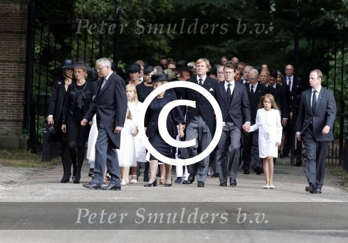 Lage Vuursche 16 augustus 2013
Begrafenis Prins Friso bij de stulpkerk in Lage Vuursche. De hele koninklijke familie was Aanwezig. Prinses Mabel met dochters en Prinses Beatrix . Koning Willem Alexander Maxima Ariane Alexia Amalia
Peter Smulders bv