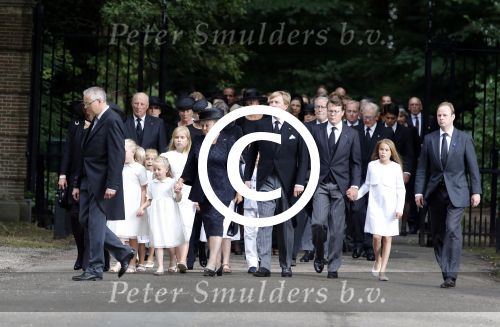 Lage Vuursche 16 augustus 2013
Begrafenis Prins Friso bij de stulpkerk in Lage Vuursche. De hele koninklijke familie was Aanwezig. Prinses Mabel met dochters en Prinses Beatrix . Koning Willem Alexander Maxima Ariane Alexia Amalia
Peter Smulders bv